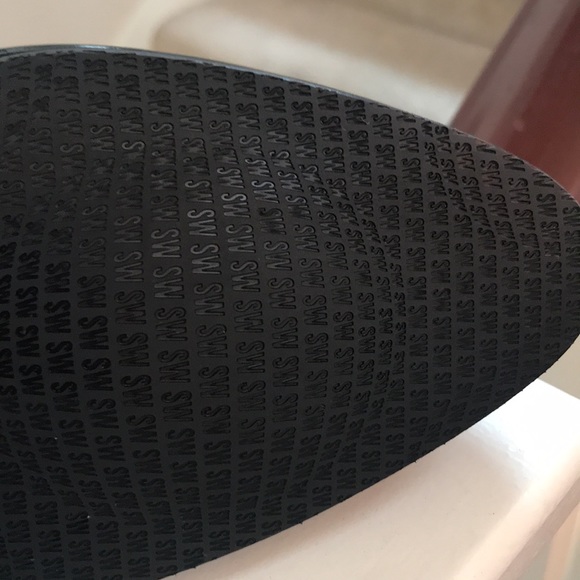 Stuart Weitzman round-toe pump, 2 3/4" covered heel. 9M Dust Bag-no box - Picture 10 of 14